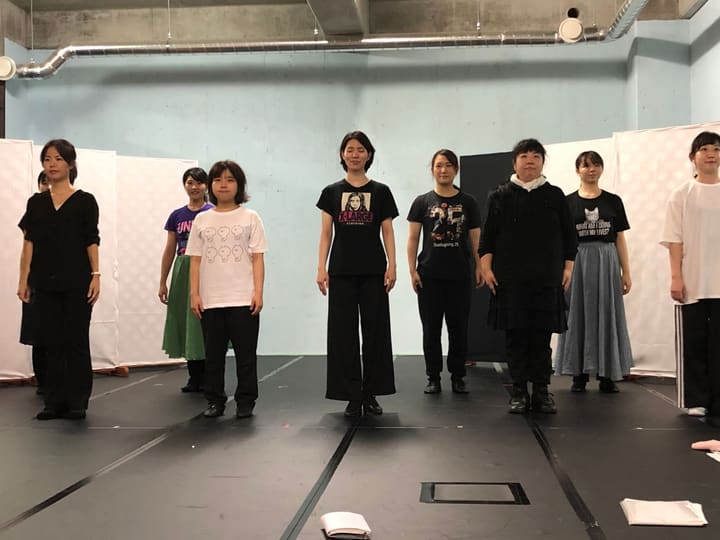 白いパネルを背に、立ち位置を取って横並びに整列する団員たち|劇団カスタリア「DAHLIA」ステージング稽古