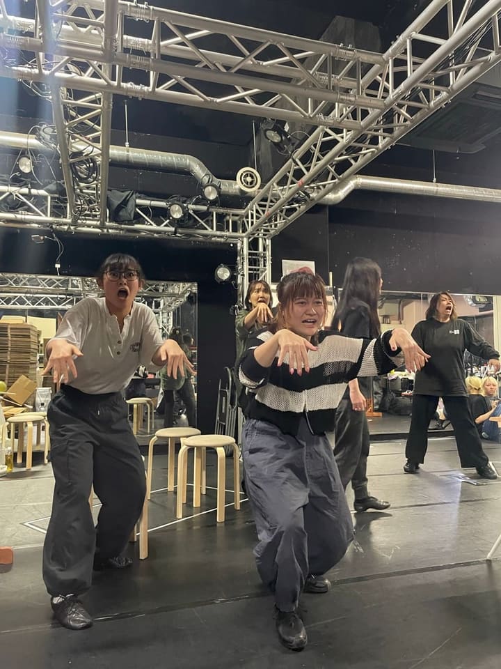 腕を前に伸ばし、並んで踊る2人の出演者｜劇団カスタリア ステージング