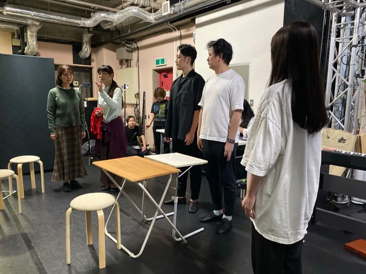 演出から芝居の方向を示され、耳を傾ける出演者｜劇団カスタリア 芝居稽古