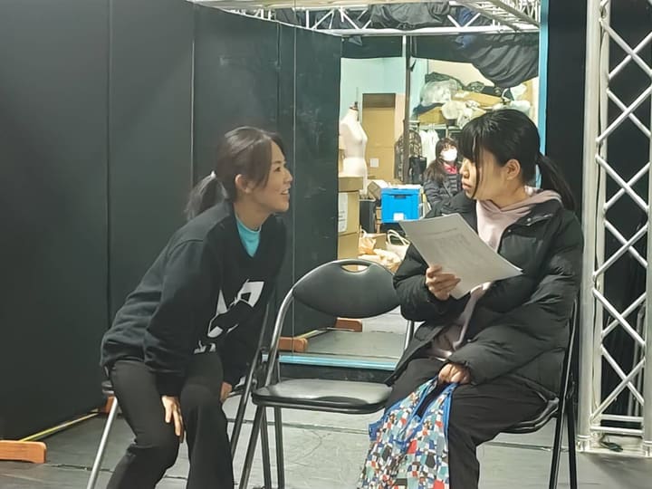 椅子に座る相手に前かがみで語りかける二人芝居の稽古|劇団カスタリア 演技稽古