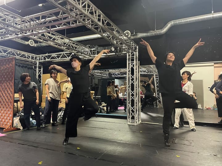 腕を大きく開き、片脚を上げて踊る2人の出演者|劇団カスタリア 通し稽古