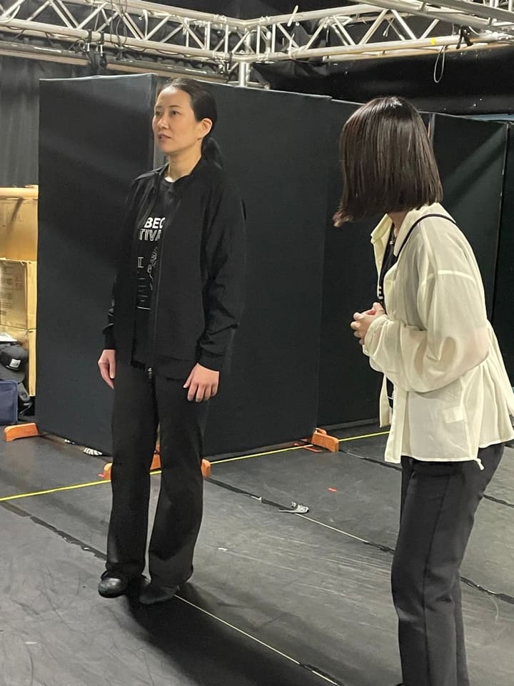 黒いパネルの前で向かい合い、せりふを交わす出演者2人|劇団カスタリア 立ち稽古