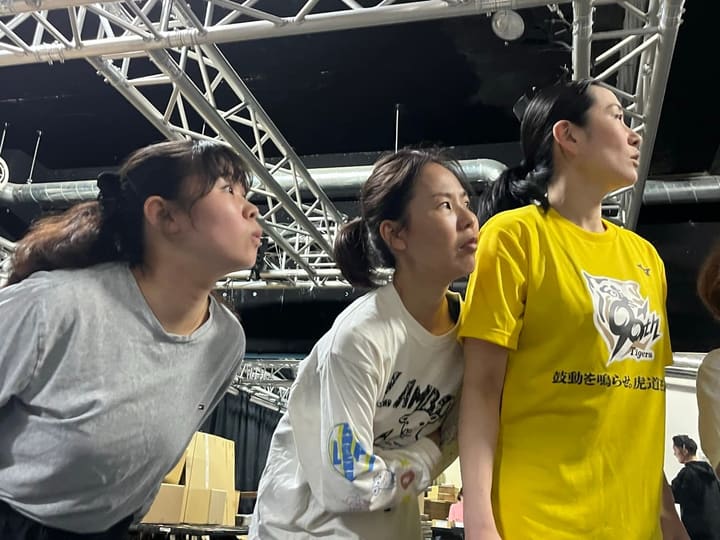 同じ方向を見つめ、真剣な表情で並ぶ団員3人｜劇団カスタリア 稽古