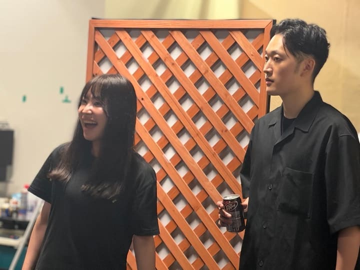 稽古場の休憩中、顔を見合わせて笑う2人の出演者｜劇団カスタリア 稽古の合間