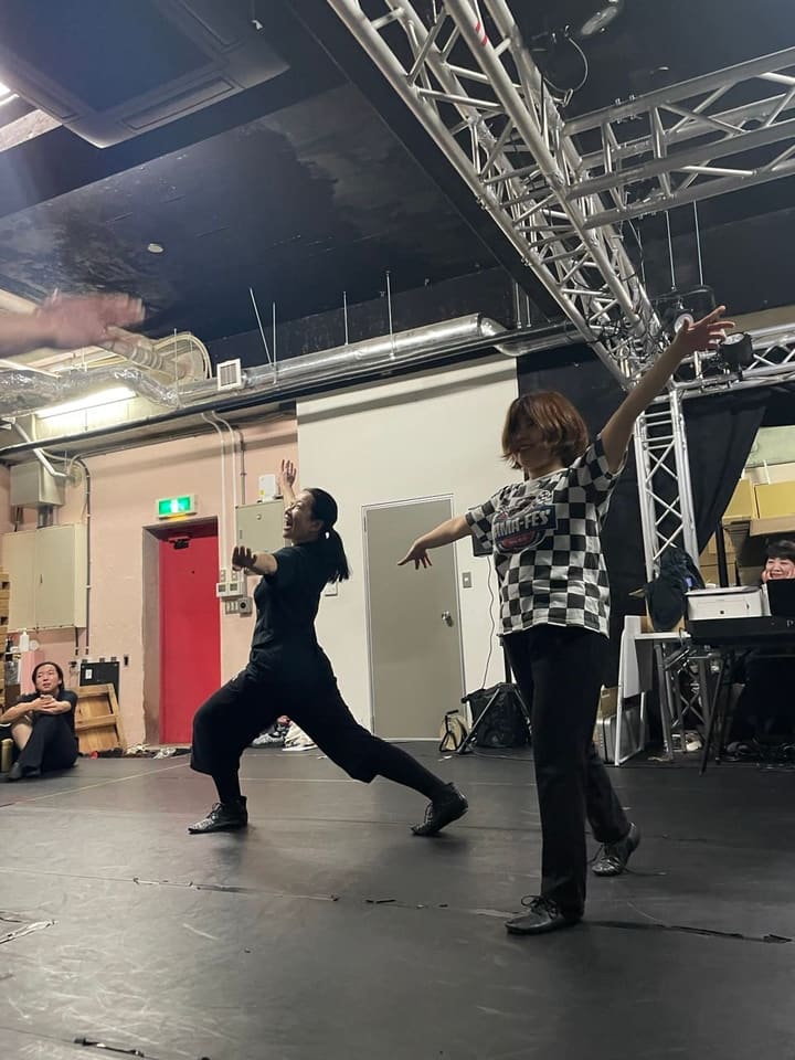 足を大きく踏み出し、腕を斜めに伸ばして踊る団員たち｜劇団カスタリア ダンス稽古