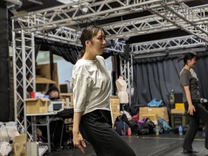 上体をひねりながら振り返る動きで踊る団員｜劇団カスタリア ダンス稽古