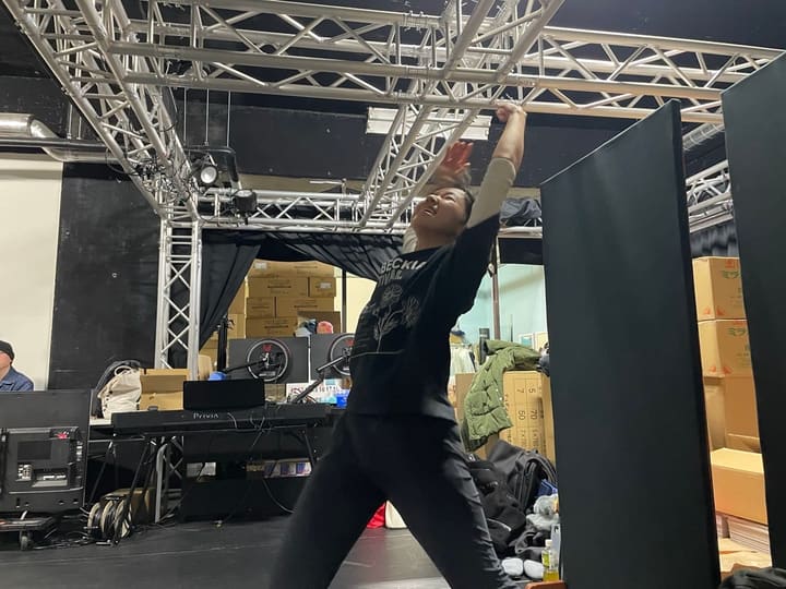 天井へ腕を伸ばし、大きく踏み込んで踊る団員｜劇団カスタリア ダンス基礎練習