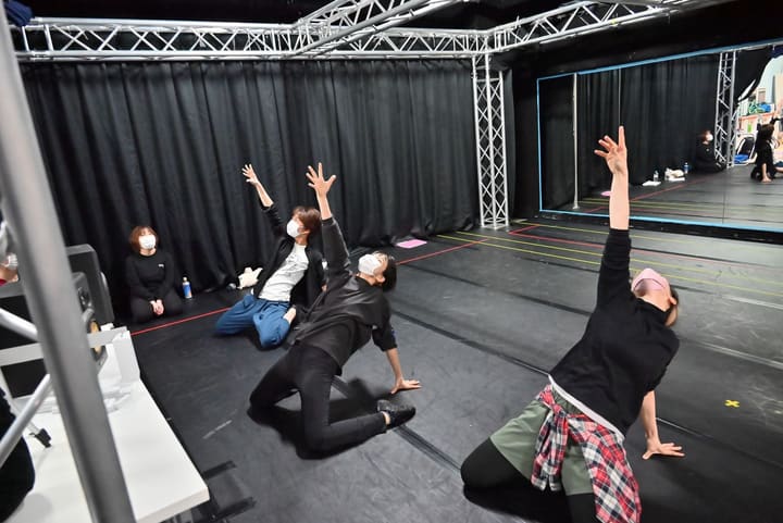 床に手をついて片腕を高く伸ばす振付を3人で合わせる|劇団カスタリア「オーブ」ダンスナンバー振り入れ