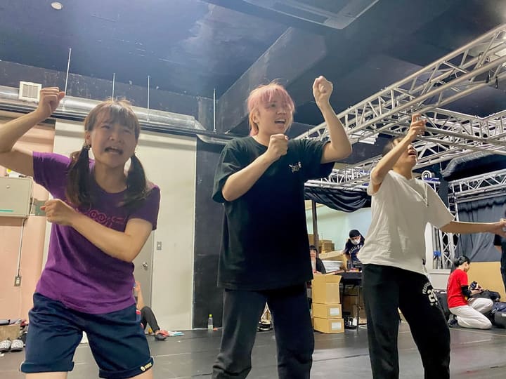 拳を握り前へ踏み込むポーズで踊る団員3人|劇団カスタリア「ルドベキアフェスティバル」ダンス稽古