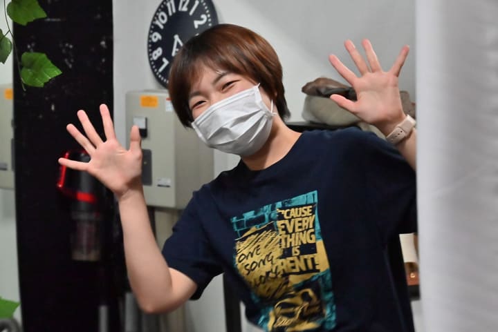 両手を大きく広げ、笑顔でポーズをとる団員｜劇団カスタリア 稽古オフショット