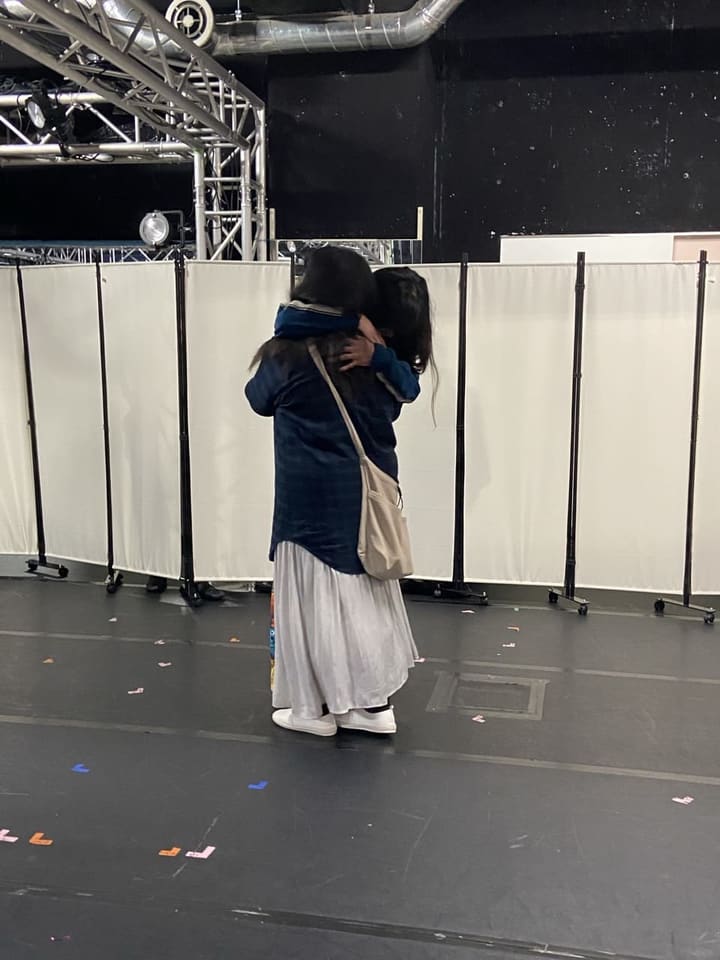 抱き合う場面を演じる出演者2人｜劇団カスタリア「清子と桃香」全通し稽古