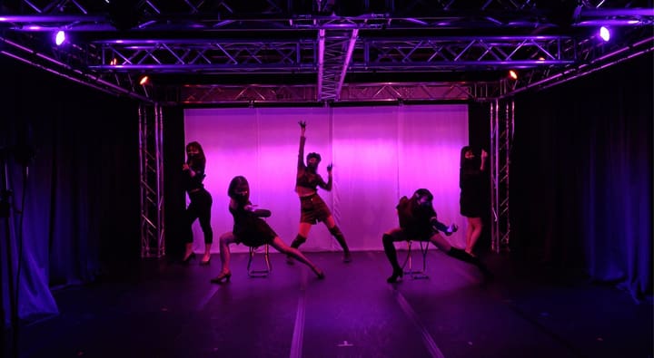 紫の照明の中で踊る団員たち｜劇団カスタリアの稽古場 STUDIO ALR