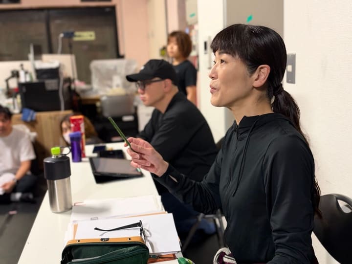 演出の言葉に耳を傾け、台本に目を落とす演出陣｜劇団カスタリア 稽古場