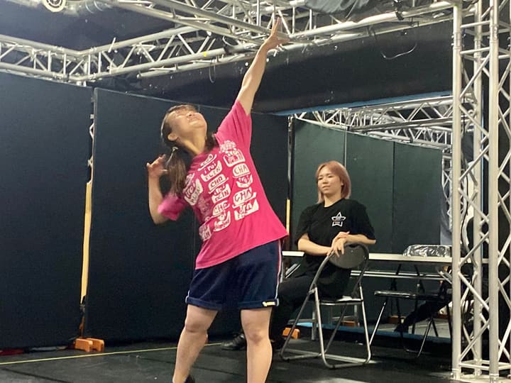 片腕を高く伸ばし、顔を上げて踊る団員｜劇団カスタリア ダンス稽古