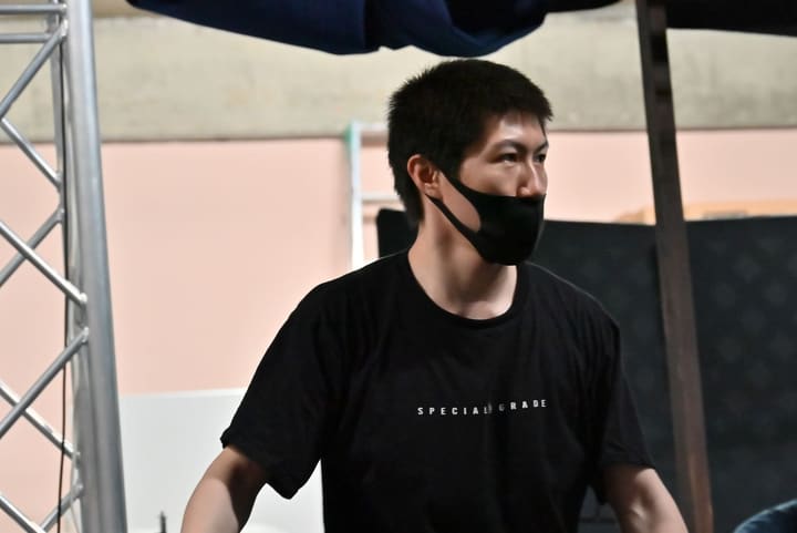 黒いTシャツ姿で立ち位置を確かめ、横を向く出演者｜劇団カスタリア「オーブ」立ち稽古