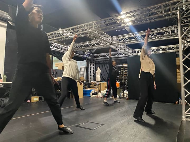 片腕を高く上げたポーズで並んで踊る団員たち｜劇団カスタリア ダンス稽古