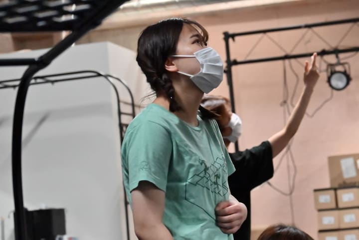 仲間が指さす照明の方向を見上げて確かめる団員｜劇団カスタリア 衣裳つき稽古