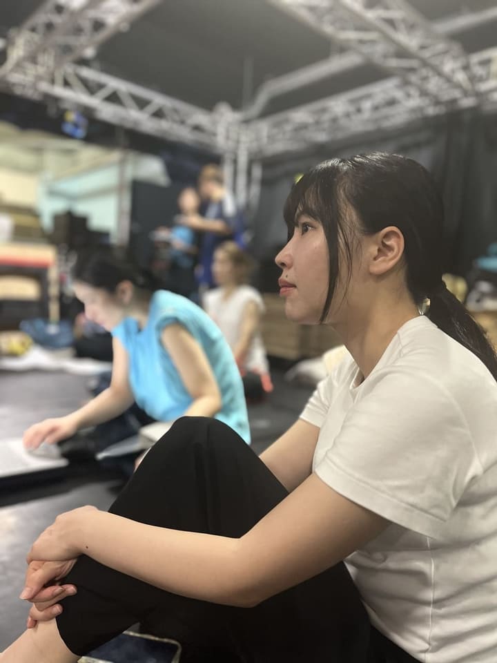 床に座り、真剣な表情で稽古を見つめる出演者｜劇団カスタリア「清子と桃香」稽古