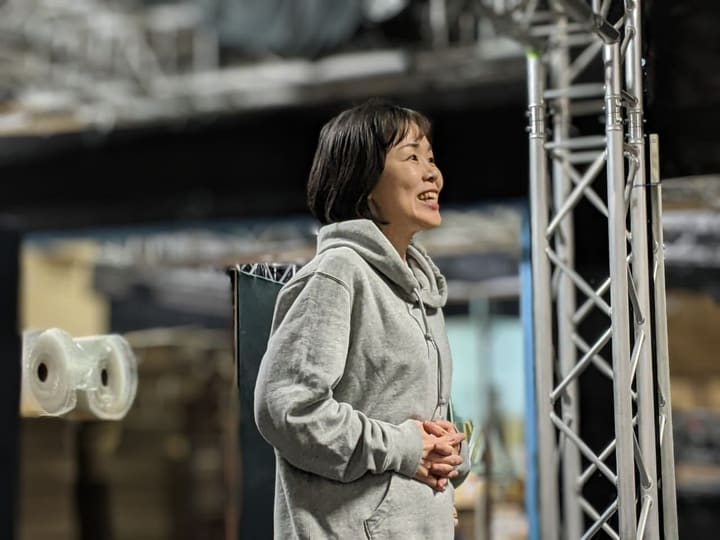 手を組み、笑顔で稽古場に立つ団員|劇団カスタリア 稽古