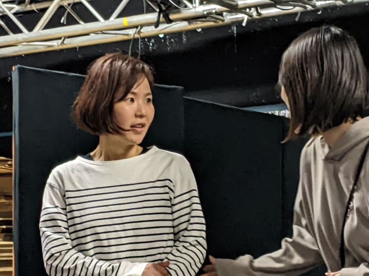 ボーダーの衣裳で向かい合い、せりふを交わす出演者2人｜劇団カスタリア 抜き稽古