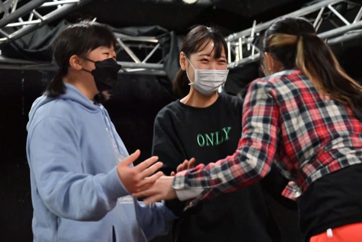 手を差し出し合いながら笑顔で向き合う3人の団員|劇団カスタリア 二幕通し稽古
