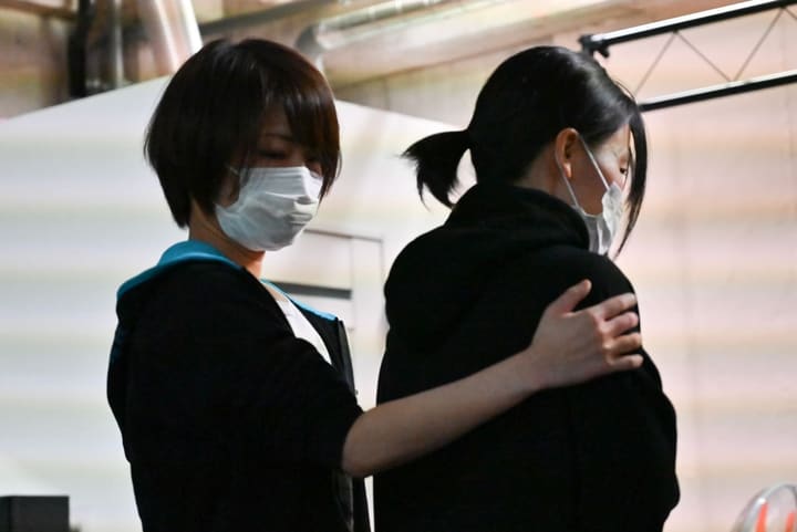 相手の肩にそっと手を置き、静かに向き合う2人の団員|劇団カスタリア 演技稽古