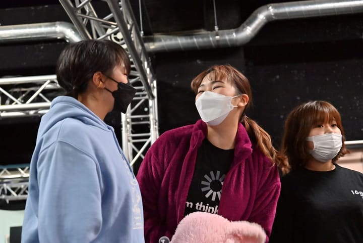 稽古場で横に並び、目を細めて笑い合う3人の団員｜劇団カスタリア 稽古オフショット