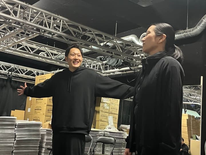 両腕を大きく広げ、笑顔で歌う団員と、それを聴く講師｜劇団カスタリア 歌のマンツーマン指導