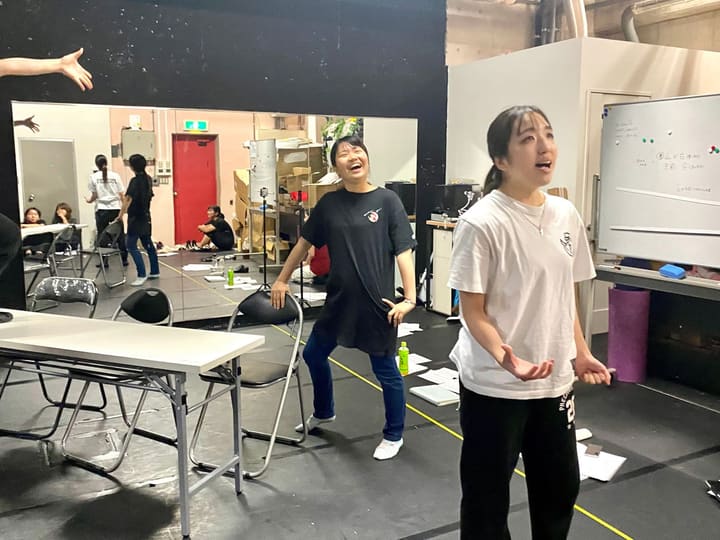 口を大きく開けて表情豊かに歌う団員2人|劇団カスタリア「ルドベキアフェスティバル」歌稽古