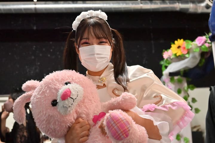 白い衣裳でピンクのうさぎのぬいぐるみを抱えて立つ出演者｜劇団カスタリア「オーブ」衣裳つき通し稽古