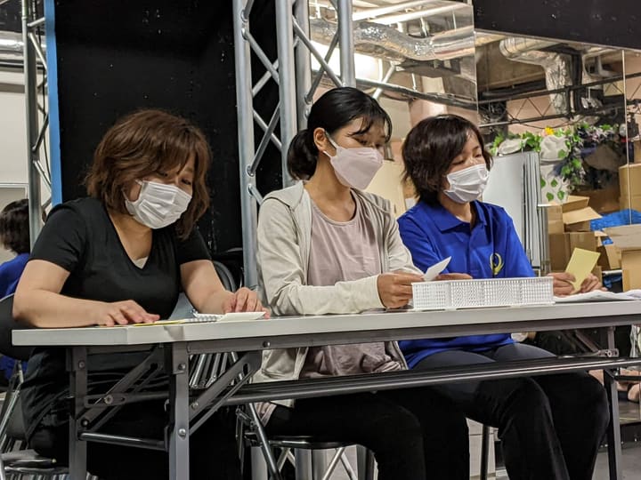 「マスク」を向かい合って踊り、笑顔を研究｜劇団カスタリア 稽古日誌#108