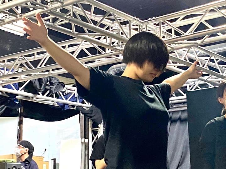 両腕を左右へ大きく開き、上体を傾ける団員|劇団カスタリア「ルドベキアフェスティバル」ダンス稽古