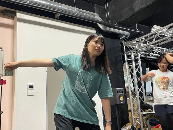 片腕を横へ突き出し、鋭く振り向く団員｜劇団カスタリア「ルドベキアフェスティバル」ダンス稽古