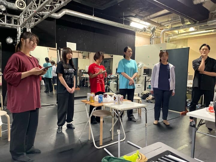 一列に並び、楽譜を手に声を合わせる出演者たち｜劇団カスタリア 歌稽古
