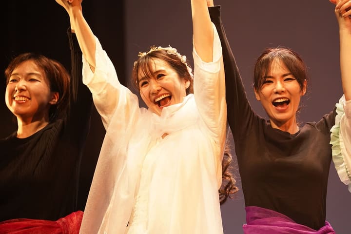 手をつないで高く掲げ、笑顔で客席に応える出演者たち｜劇団カスタリア「オーブ」公演