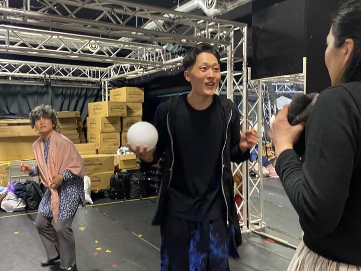 白い球を手に、笑顔で相手へ語りかける出演者｜劇団カスタリア「TRIP」通し稽古
