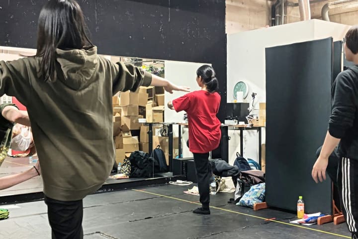 片腕を前に伸ばし、片脚を上げてバランスをとる団員たち|劇団カスタリア ダンス基礎練習