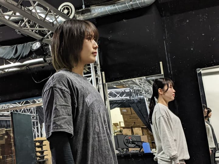 同じ方向を向いて立ち、審査の順番を待つ参加者2人｜劇団カスタリア キャストオーディション