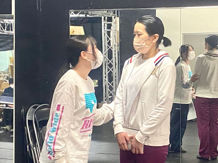 相手の腕にそっと手を添えて見つめ合う団員2人|劇団カスタリア 立ち稽古