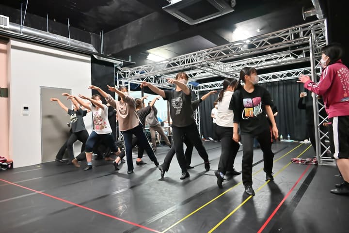 腕を前へ伸ばして列をつくり、全員で振付をそろえる｜劇団カスタリア「オーブ」ダンス稽古