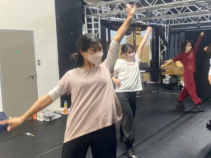 片腕を高く上げて振りをそろえる団員たち｜劇団カスタリア「ルドベキア・フェスティバル」ダンス稽古