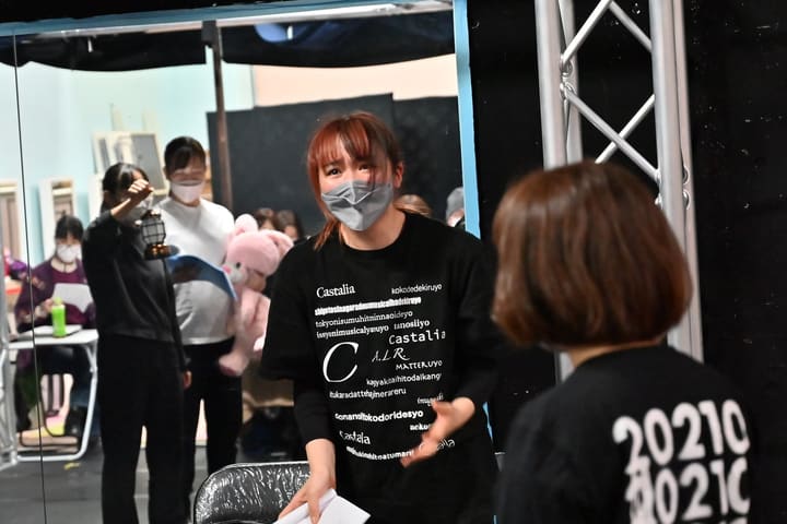 劇団名入りのTシャツ姿で、相手に笑顔で語りかける団員｜劇団カスタリア 抜き稽古