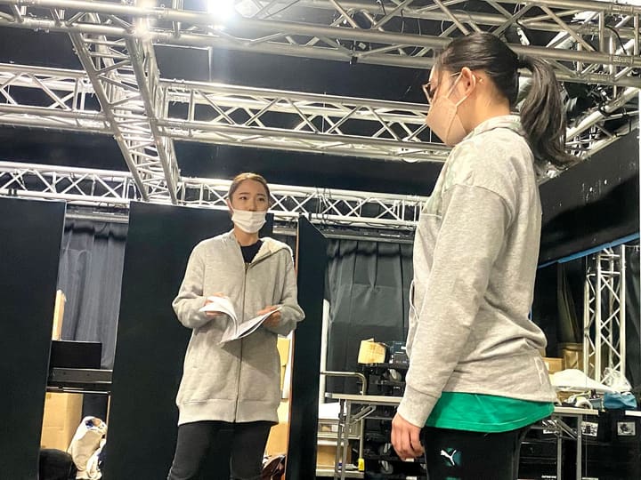 台本を手に向き合ってセリフを交わす団員2人｜劇団カスタリア「ルドベキア・フェスティバル」立ち稽古