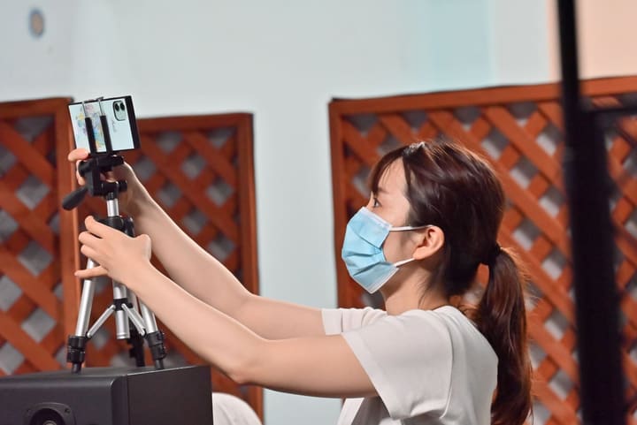 三脚に載せたスマートフォンで記録映像の画角を調整する団員|劇団カスタリア「オーブ」通し稽古