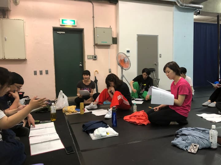 赤や紫の衣裳で両腕を前へ伸ばし、揃って踊る出演者たち|劇団カスタリア「DAHLIA」公演