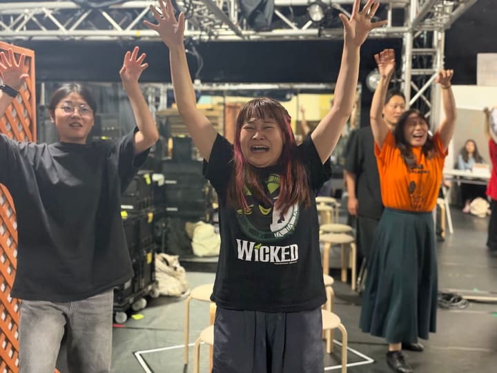 両手を高く上げ、笑顔で振りを合わせる出演者たち｜劇団カスタリア 振付稽古