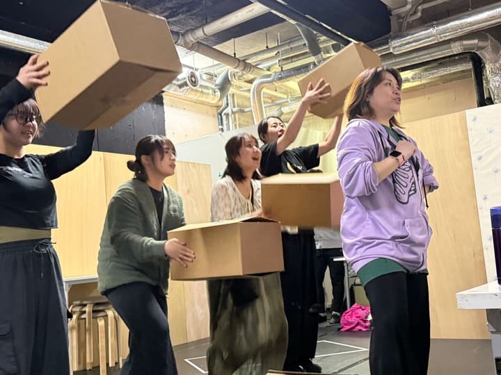 段ボール箱を手に、並んで立ち位置を確かめる出演者たち｜劇団カスタリア ステージング