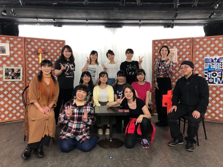 舞台セットの前に並び、笑顔で記念撮影する出演者とスタッフ|劇団カスタリア「DAHLIA」公演後の集合写真
