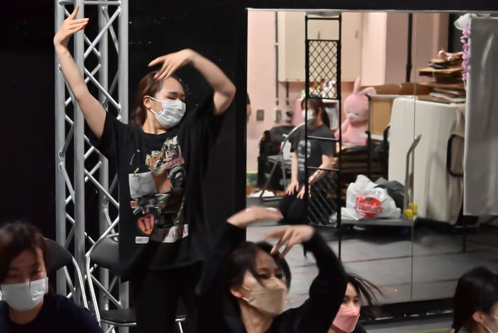 片腕を頭上に伸ばし、鏡の前でそろって振りを踊る団員たち｜劇団カスタリア「オーブ」ダンス稽古