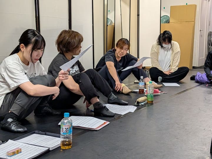 稽古場の床に楽譜を広げ、車座で音取りをする出演者たち｜劇団カスタリア「清子と桃香」歌の音取り